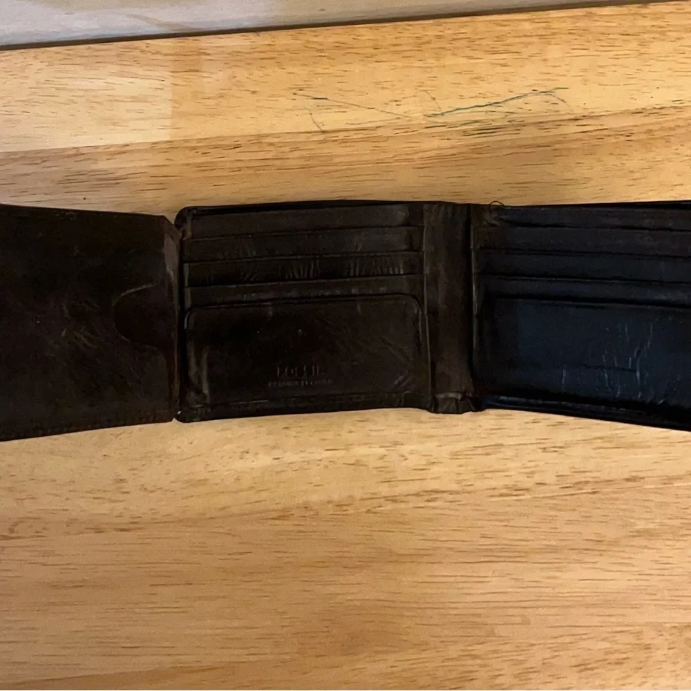 Fossil Alabama Crimson Tide wallet. Dark Leather with  Brass Accent